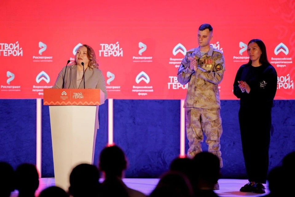 Псковские поисковики в Москве передали правнучке красноармейца медальон и личные вещи бойца