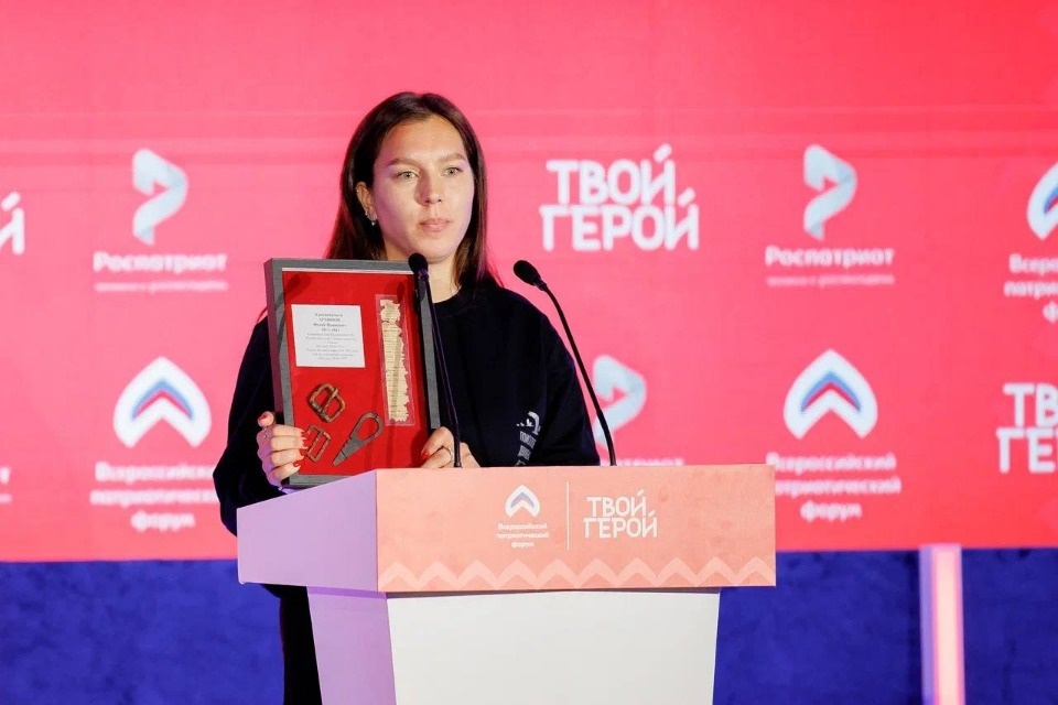 Псковские поисковики в Москве передали правнучке красноармейца медальон и личные вещи бойца