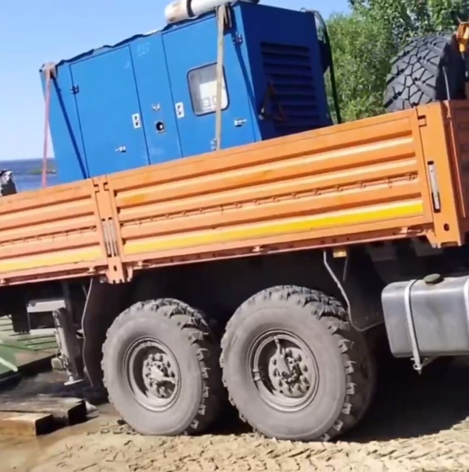 Россети доставили на Талабские острова мощный генератор