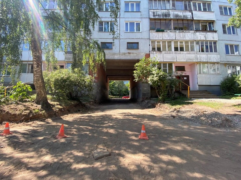 Ремонт дворовой территории на улице Западной стартовал в Пскове