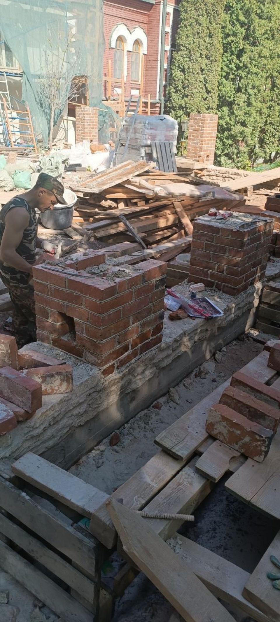 В Псково-Печерском монастыре восстанавливают ограду Лазаревской церкви