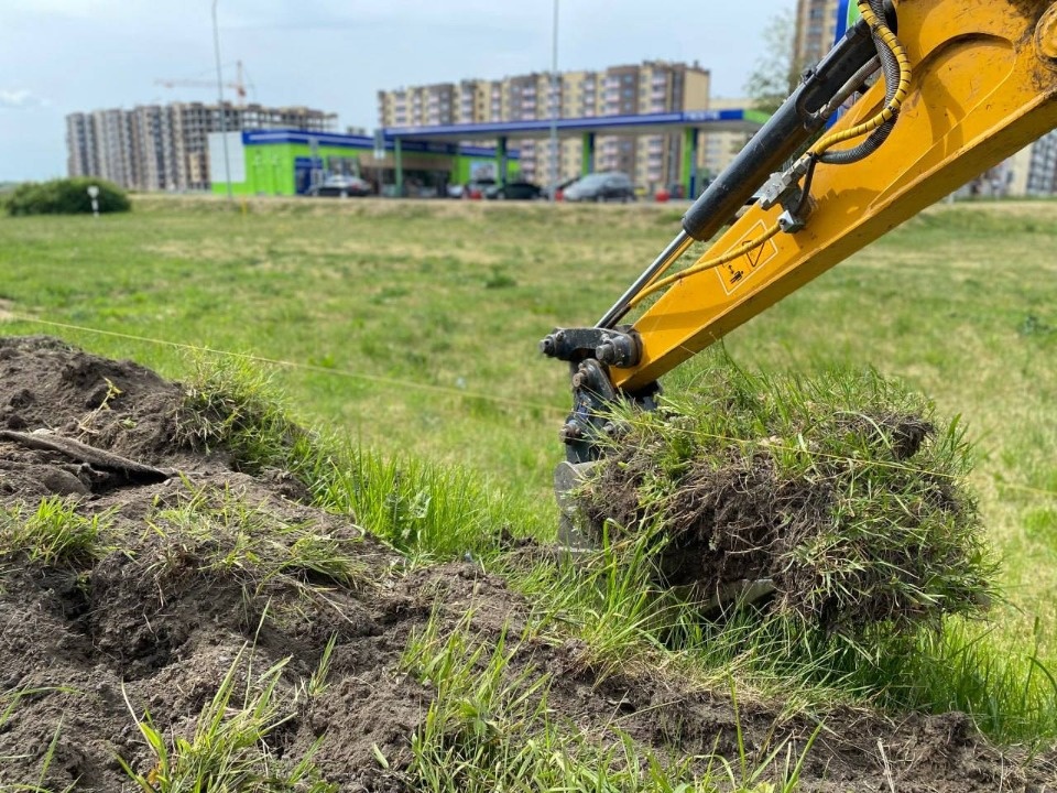 В Пскове начали строительство тротуаров к ТЦ «Фьорд Плаза»