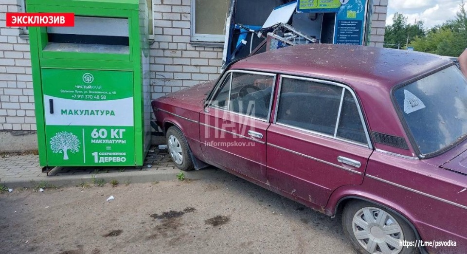Автомобилист в Великих Луках сбила двух пешеходов и протаранила водомат 
