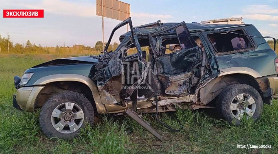Автобус столкнулся с джипом в Великолукском районе