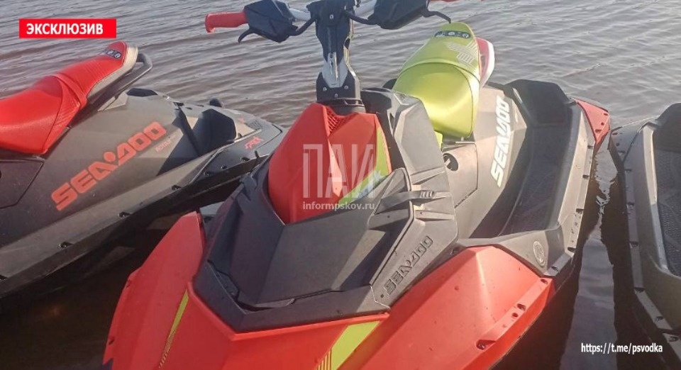 В результате столкновения катера и гидроцикла на реке Великой в Пскове пострадали два человека