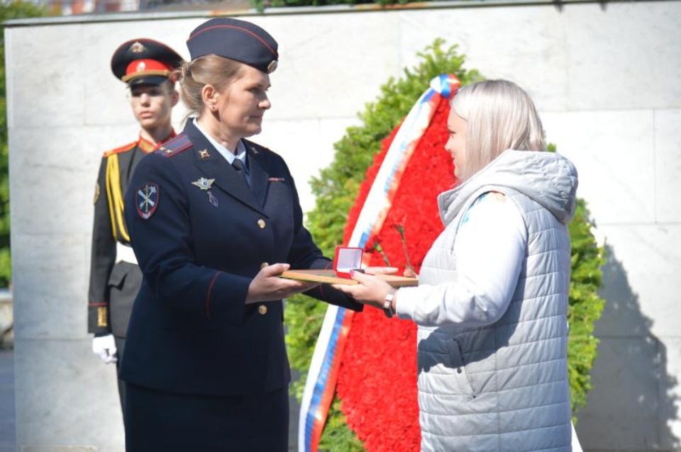 Медальон погибшего в Невельском районе красноармейца вручили его правнучке в Перми