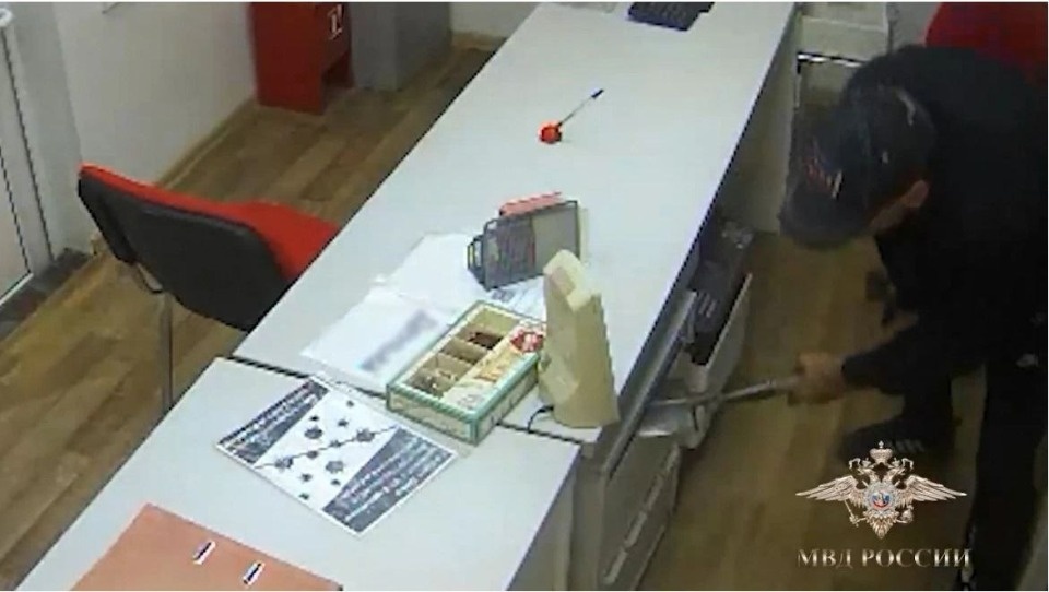 Грабитель угрожал сотруднице офиса микрозаймов лопатой в Пскове Грабитель угрожал сотруднице офиса микрозаймов лопатой в Пскове