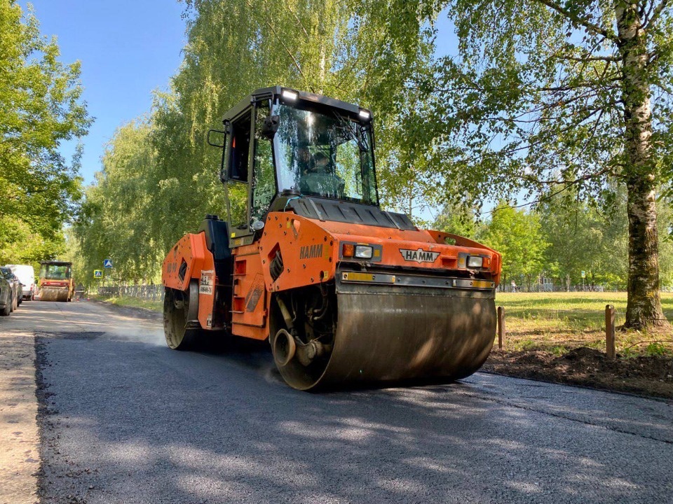 Изношенный асфальт восстановят по 13 адресам в Пскове