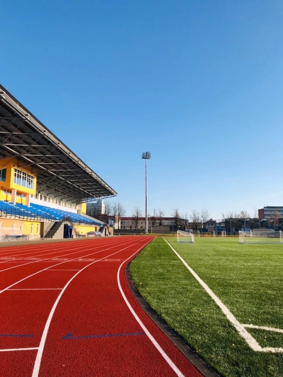 На стадионе «Машиностроитель» в Пскове ограничат доступ к беговым дорожкам