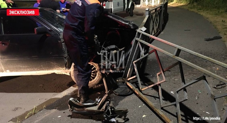 В Пскове нетрезвый водитель наехал на дорожное ограждение