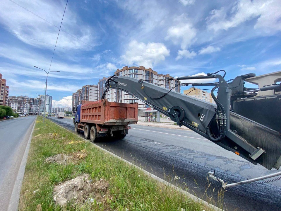 На участке улицы Коммунальной в Пскове начали фрезеровать дорожное покрытие