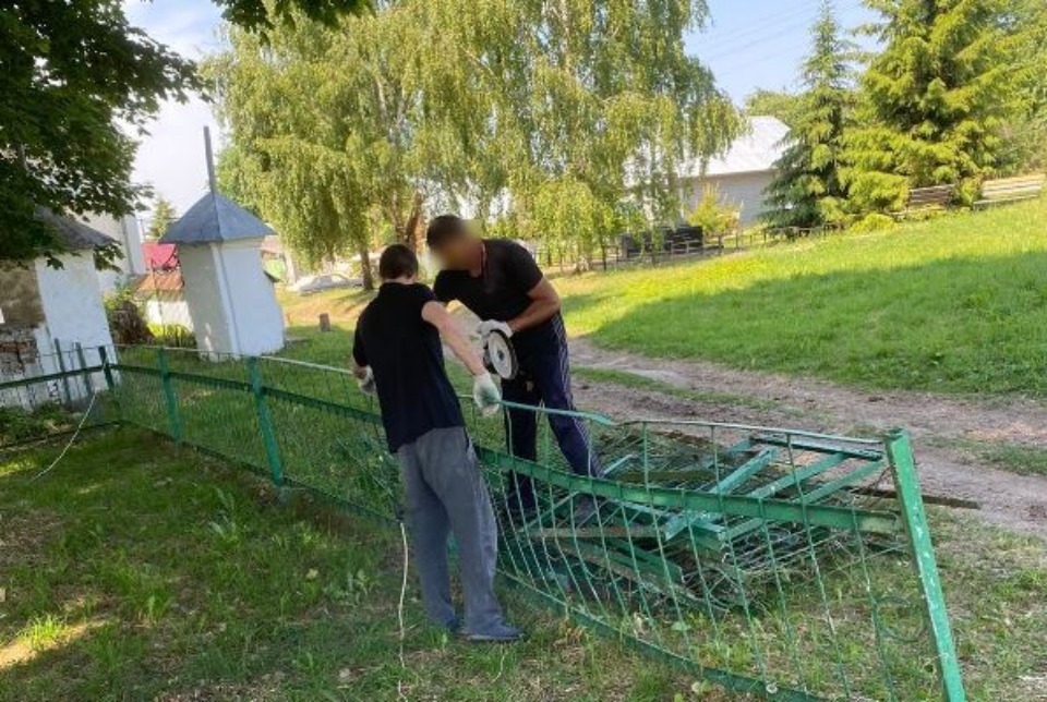 Осужденные благоустраивают воинского захоронение на острове имени Залита в Псковском районе