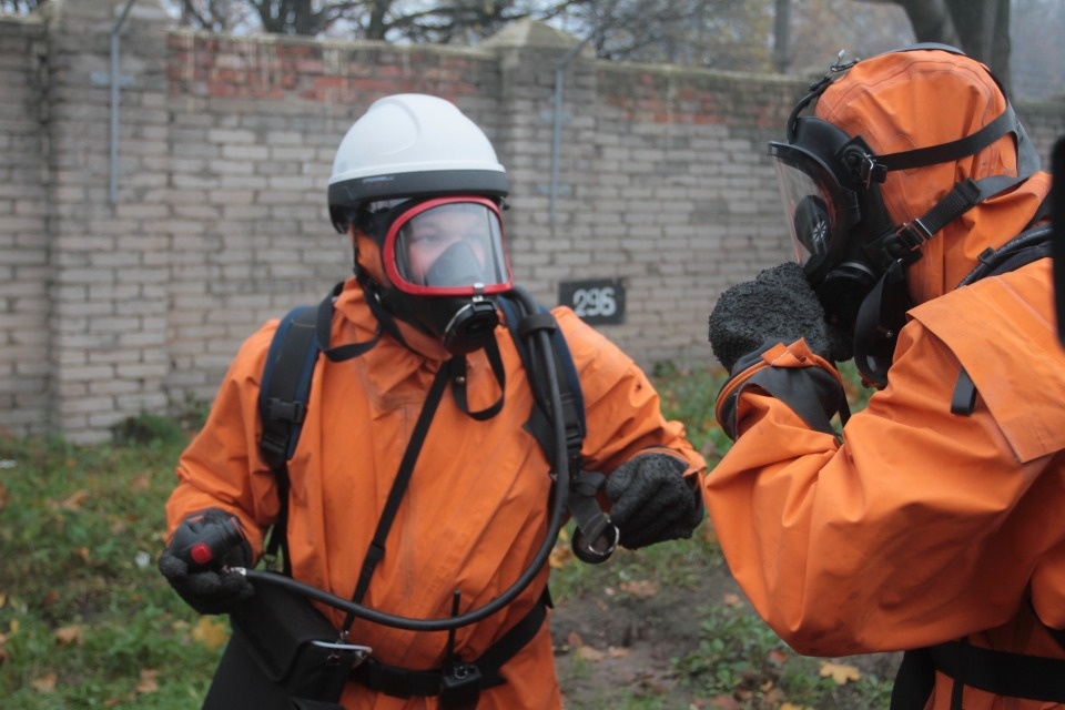 На тротуаре в Пскове разлилась ртуть На тротуаре в Пскове разлилась ртуть