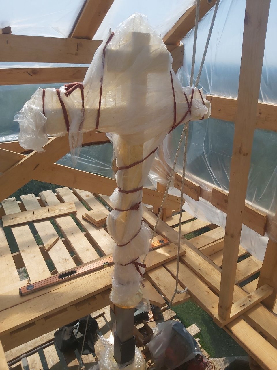 Реставраторы покрывают купол и шпиль башни Святых Ворот в Печорах сусальным золотом