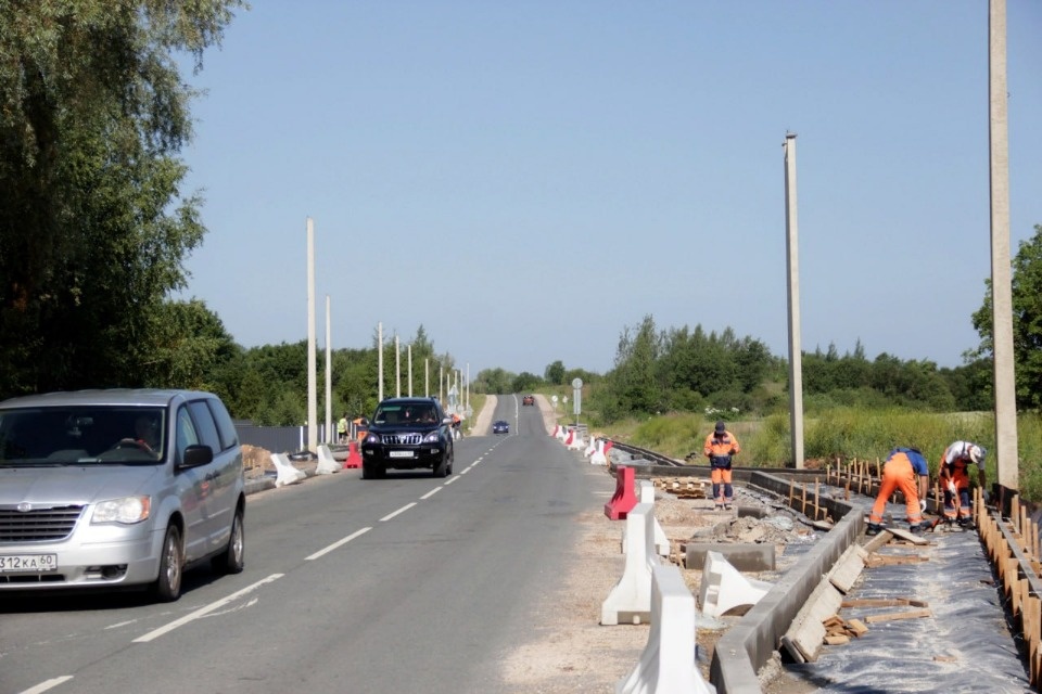 Капремонт тротуаров проходит на дороге «Псков – Писковичи – Муровицы» в Псковском районе