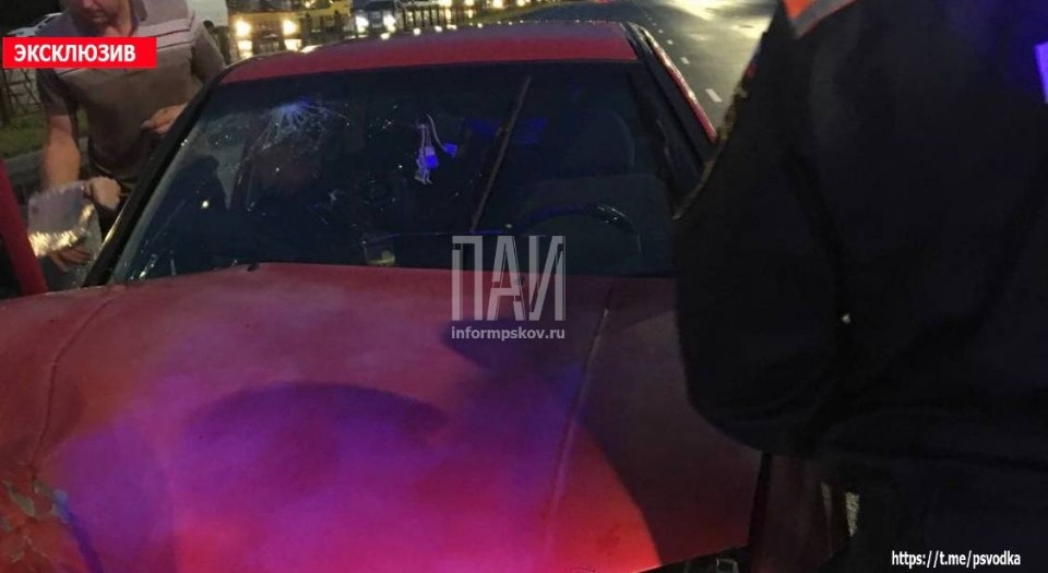 В Пскове водитель Mercedes совершил ДТП и скрылся с места происшествия В Пскове водитель Mercedes совершил ДТП и скрылся с места происшествия