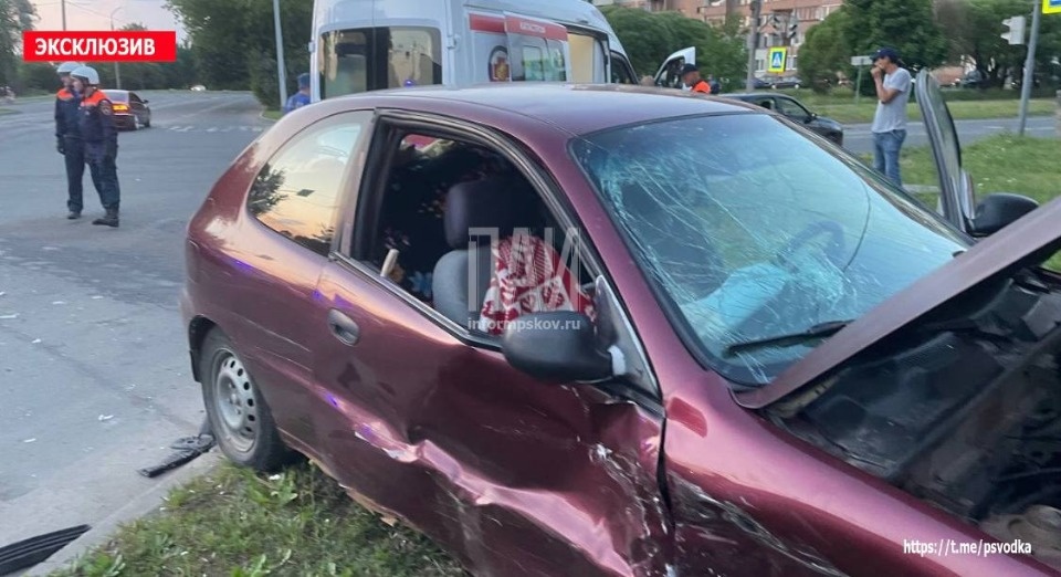 Трех человек госпитализировали в результате ДТП в Пскове