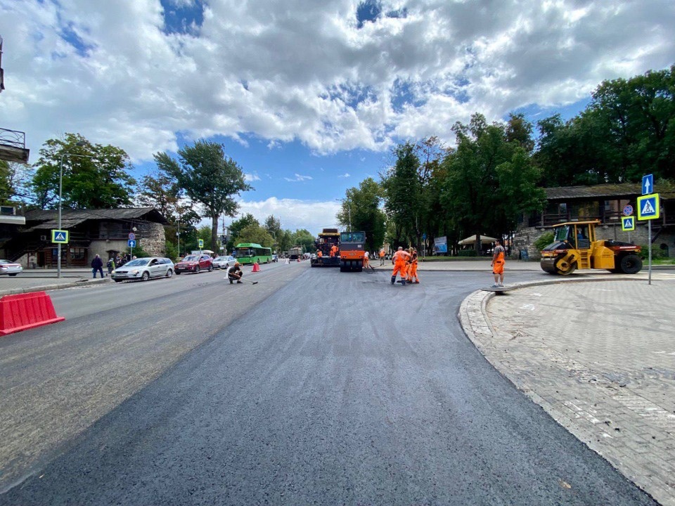 На Октябрьском проспекте в Пскове укладывают верхний слой асфальта На Октябрьском проспекте в Пскове укладывают верхний слой асфальта