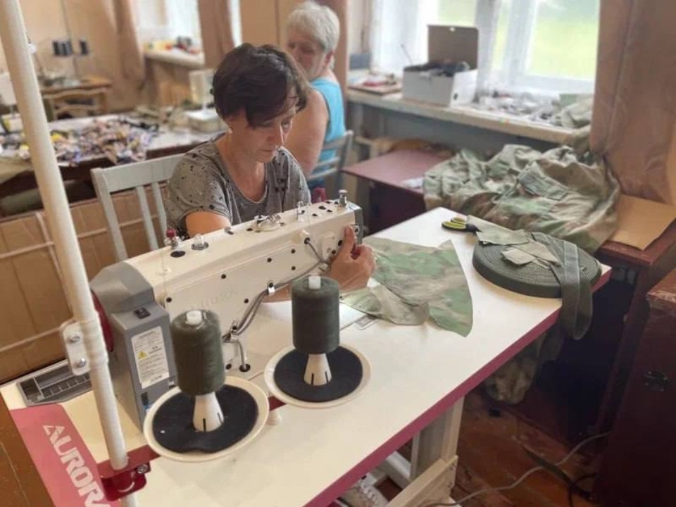 Оборудование для волонтеров, шьющих вещи бойцам СВО, закупили в Псковской области Оборудование для волонтеров, шьющих вещи бойцам СВО, закупили в Псковской области