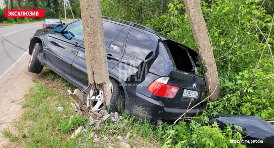 Пьяный водитель чуть не сбил пешехода и протаранил мачту освещения в Плюссе Пьяный водитель чуть не сбил пешехода и протаранил мачту освещения в Плюссе