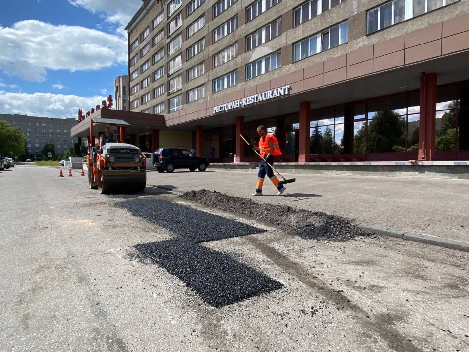 На нескольких улицах Пскова ведется гарантийный ремонт