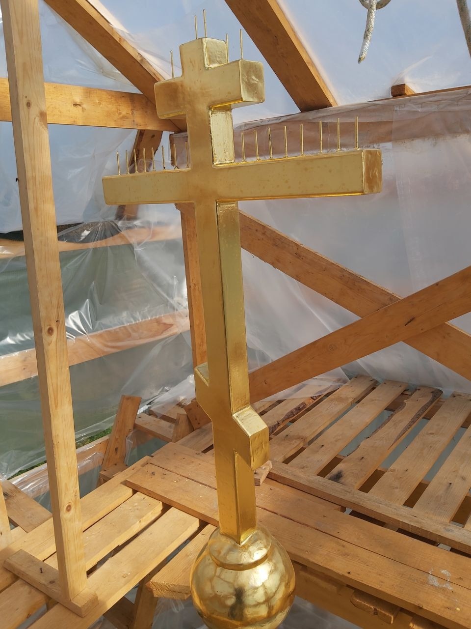 Завершается реставрация главки башни Святых ворот Псково-Печерского монастыря