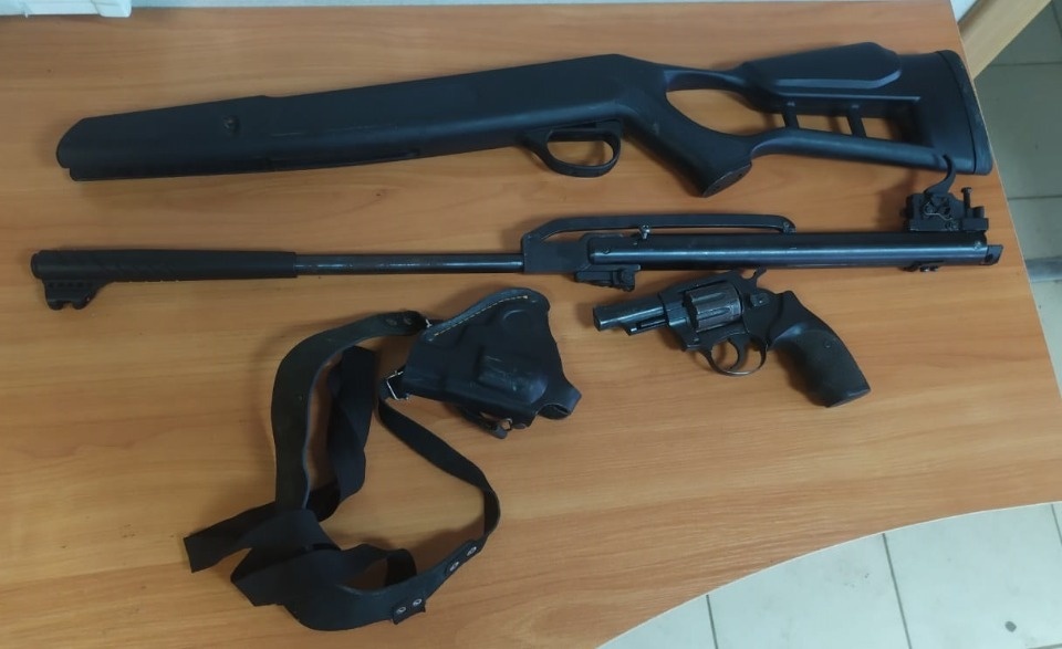 Псковские таможенники задержали украинца с оружием и снаряжением для видеонаблюдения