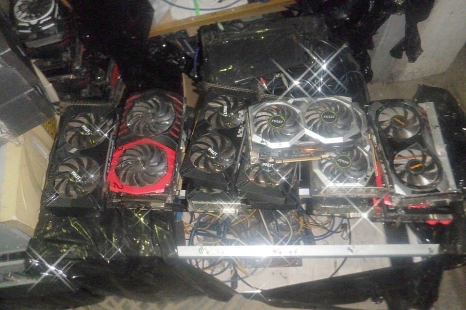 Псковские таможенники задержали украинца с оружием и снаряжением для видеонаблюдения