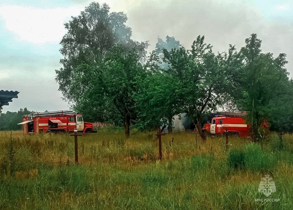 Из-за грозового разряда случился пожар в дачном доме в Себежском районе Из-за грозового разряда случился пожар в дачном доме в Себежском районе