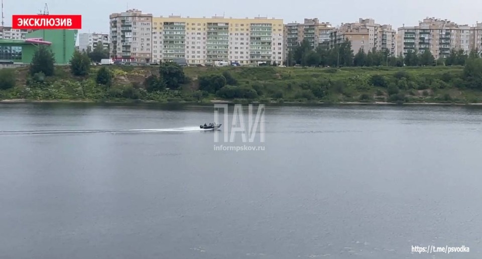 Спасатели ищут утонувшую в реке Великой в Пскове женщину Спасатели ищут утонувшую в реке Великой в Пскове женщину