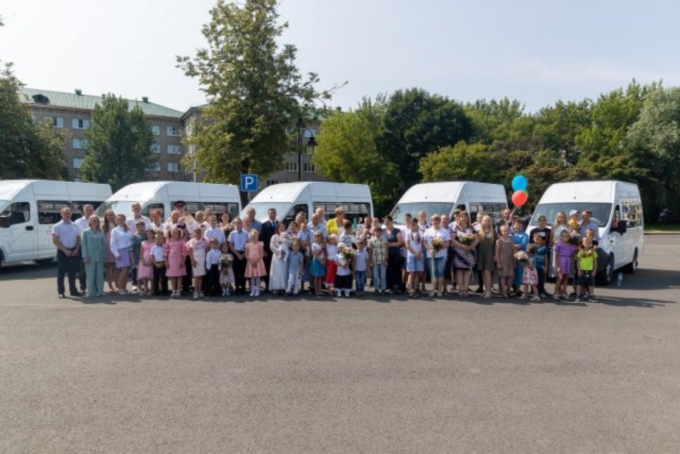 Ключи от автомобилей вручили десяти псковским многодетным семьям 