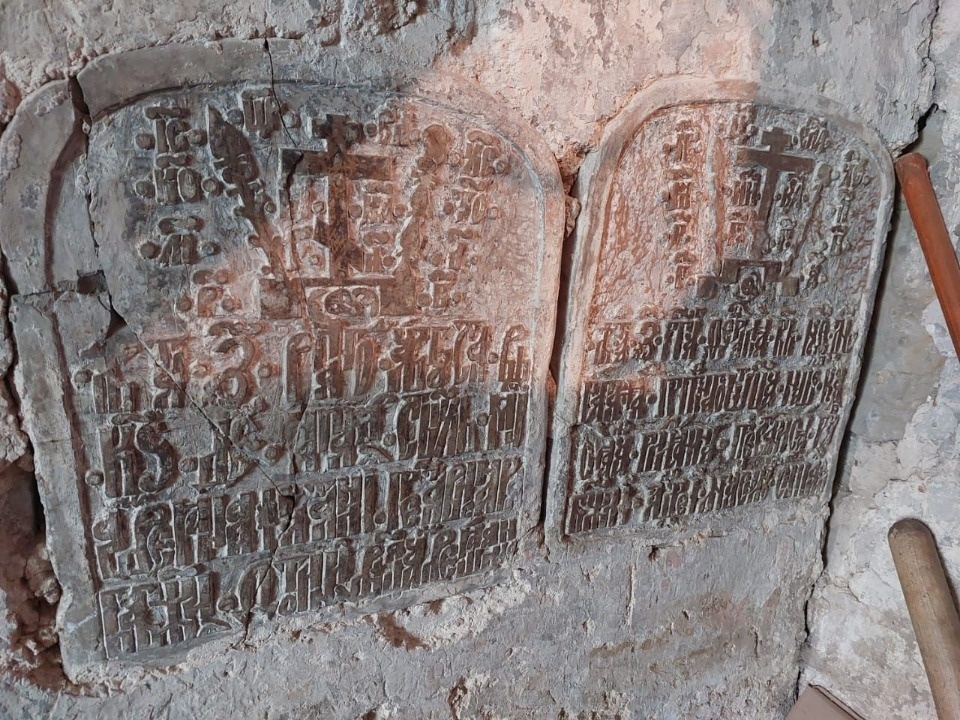 В церкви Архангела Михаила с колокольней в Пскове завершили разметку зондажей В церкви Архангела Михаила с колокольней в Пскове завершили разметку зондажей