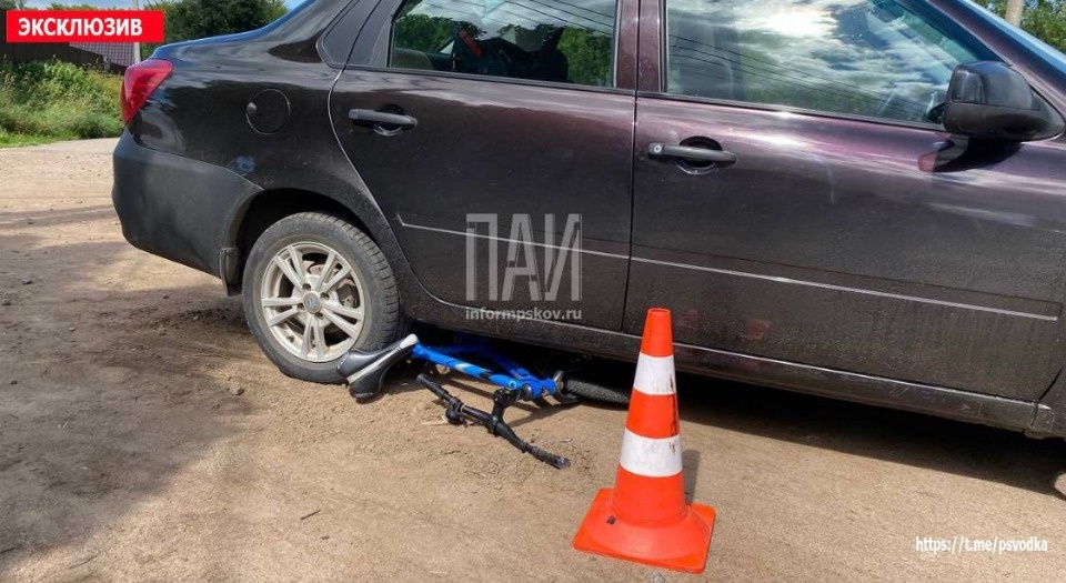 Восьмилетнего мальчика на велосипеде сбили на тротуаре в Великих Луках