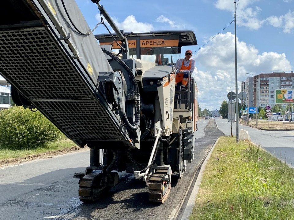 Работы по фрезерованию дорожного покрытия ведутся на участке улицы Народной в Пскове Работы по фрезерованию дорожного покрытия ведутся на участке улицы Народной в Пскове