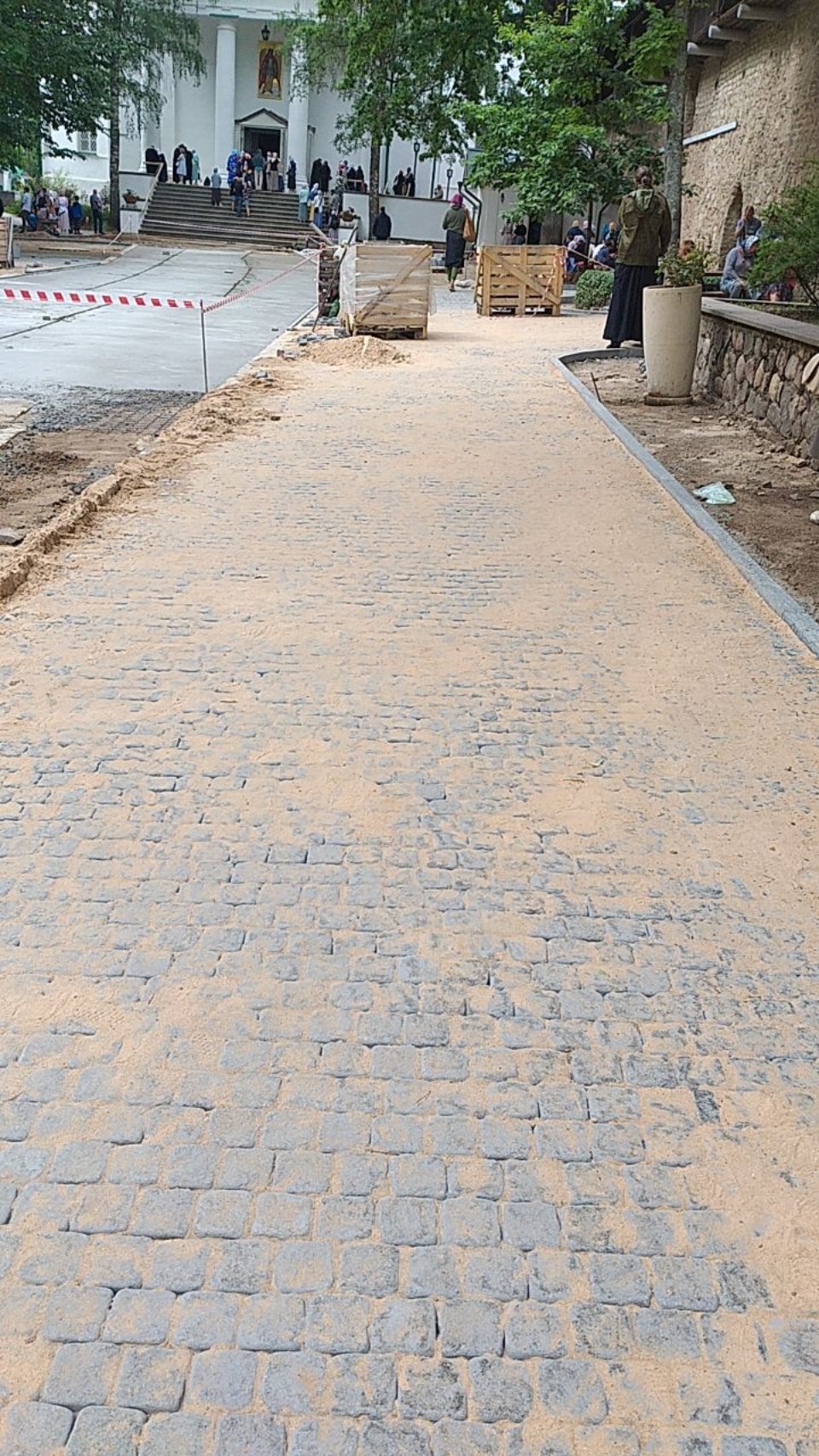 Карельская брусчатка украсит площадь перед входом в Псково-Печерский монастырь Карельская брусчатка украсит площадь перед входом в Псково-Печерский монастырь