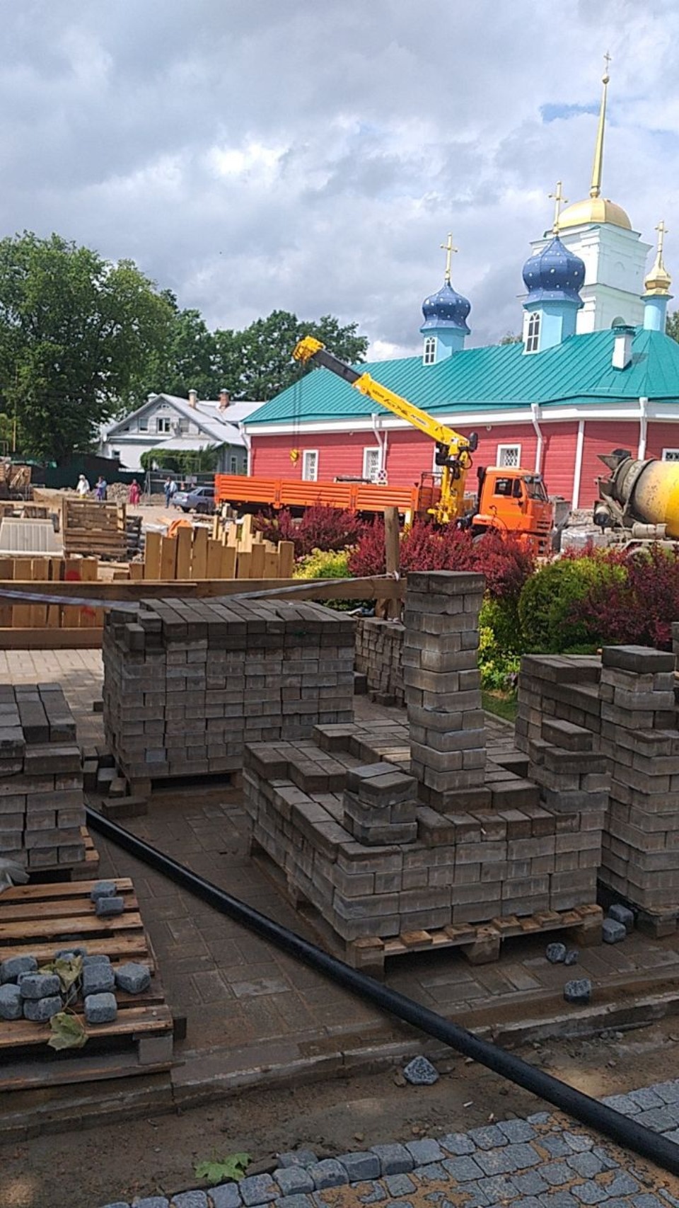 Карельская брусчатка украсит площадь перед входом в Псково-Печерский монастырь Карельская брусчатка украсит площадь перед входом в Псково-Печерский монастырь