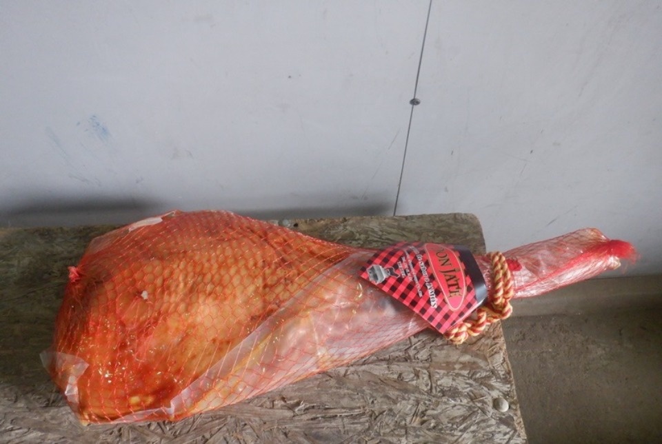 Более 220 кг испанского хамона пытался незаконно ввезти молдаванин через госграницу в Псковской области