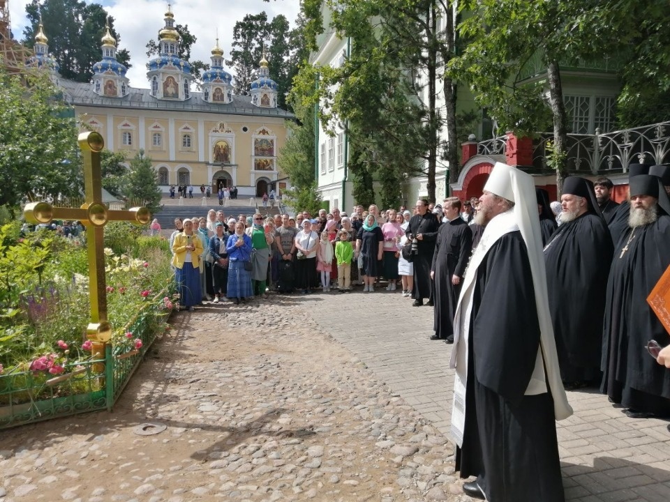 Крест для купола Лазаревской церкви освятили в Псково-Печерском монастыре