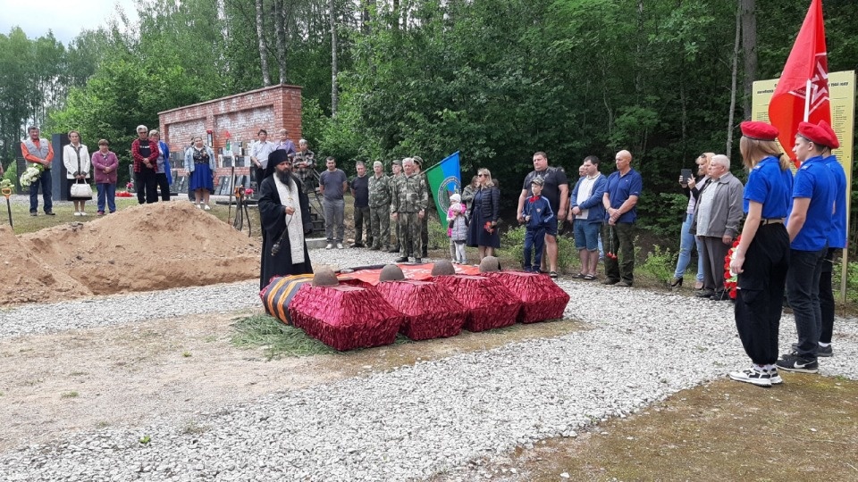 В Пушкиногорском районе перезахоронили останки 55 безымянных бойцов В Пушкиногорском районе перезахоронили останки 55 безымянных бойцов