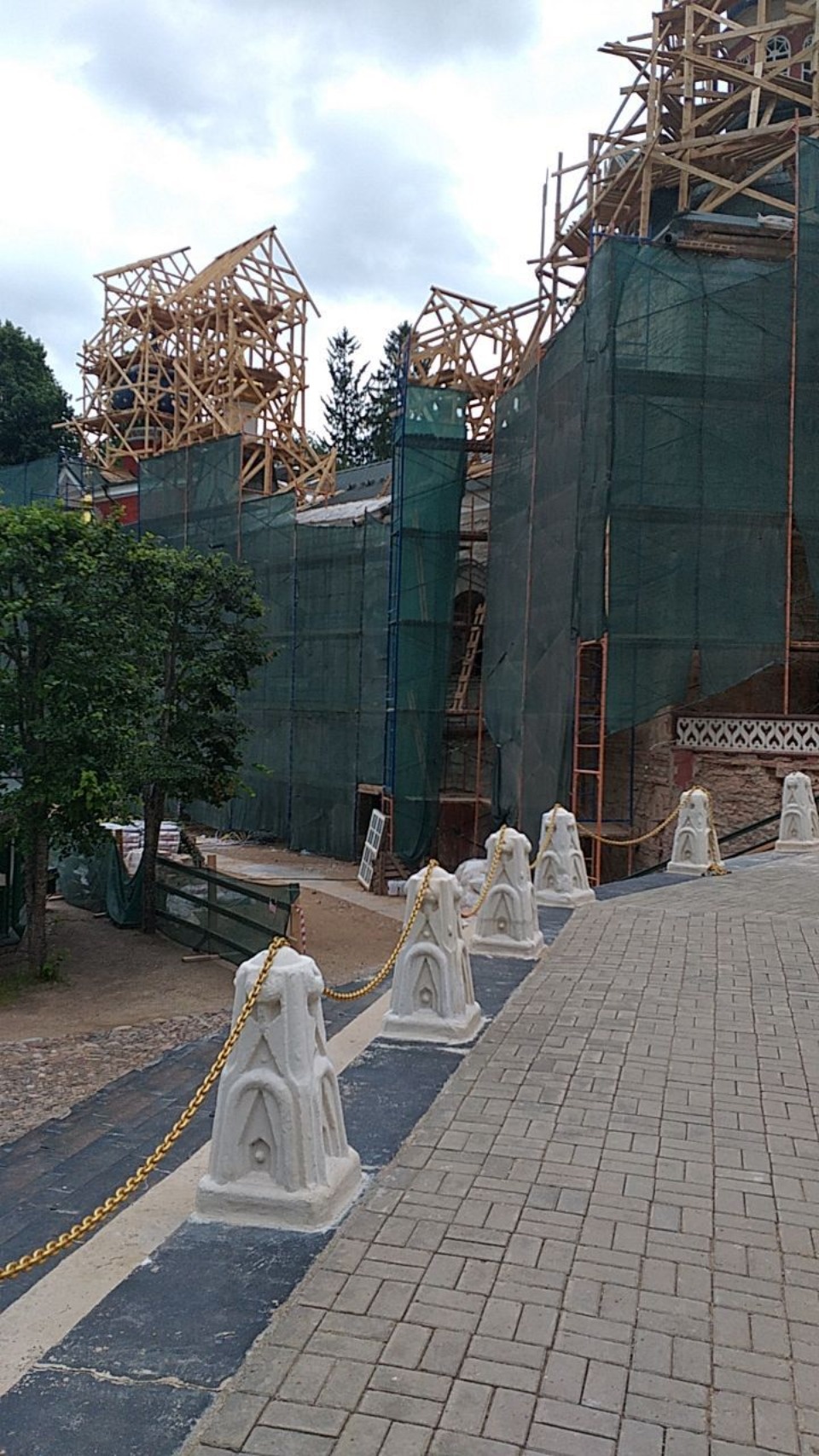 Оградительные столбики установили на площади у Успенского собора в Печорах