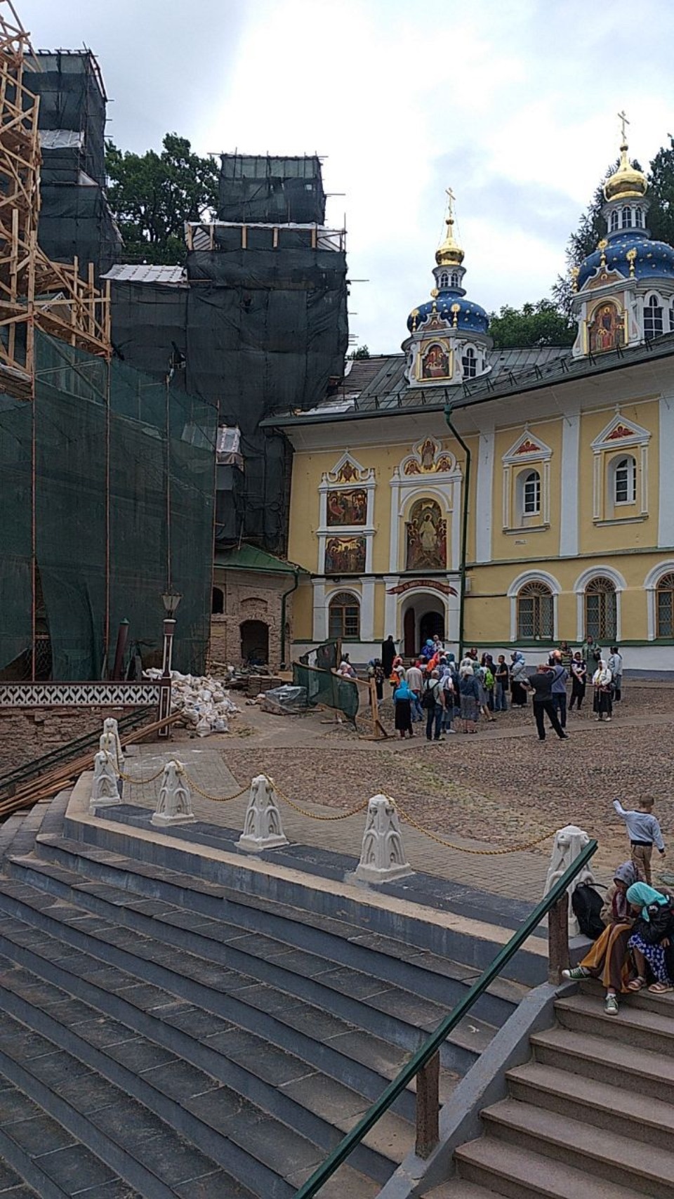Оградительные столбики установили на площади у Успенского собора в Печорах