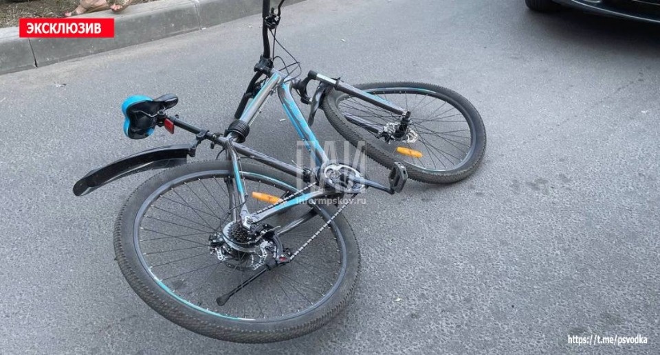 В Пскове автомобиль сбил велосипедиста