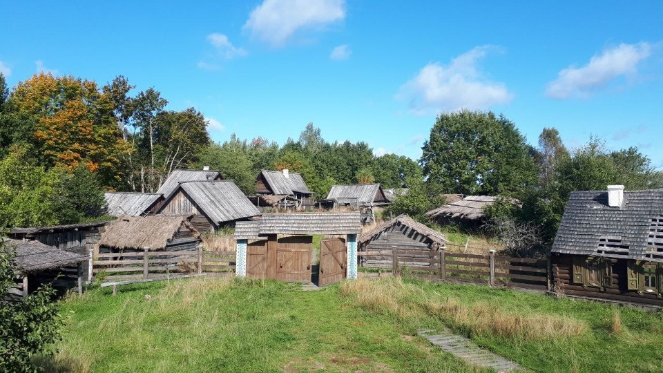 В кинодеревне в Новоржевском районе строят декорации для съемок фильма «Казачок»