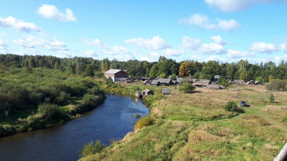 В кинодеревне в Новоржевском районе строят декорации для съемок фильма «Казачок»
