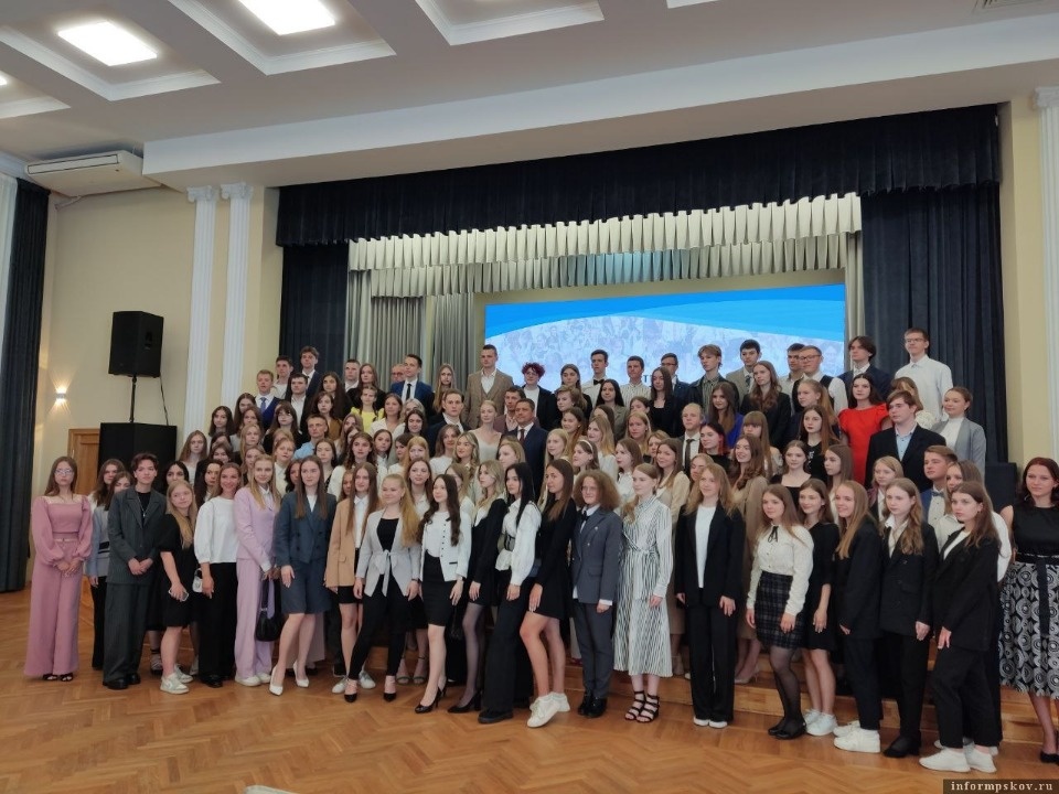 В Пскове наградили выпускников-медалистов