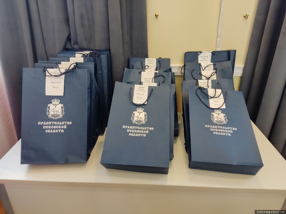 В Пскове наградили выпускников-медалистов