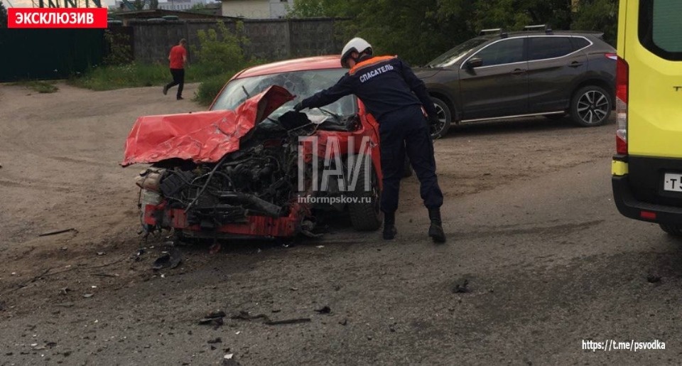 Водителя иномарки госпитализировали в результате ДТП с автобусом в Пскове