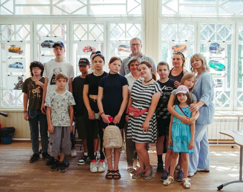 Более 40 работ в технике скетч представили на персональной выставке в Пскове