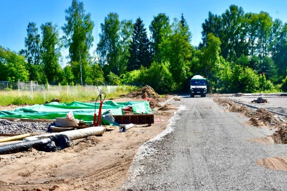 В псковской деревне Соловьи продолжается строительство «умной» спортивной площадки