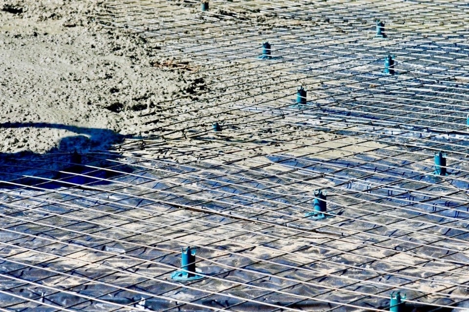 В псковской деревне Соловьи продолжается строительство «умной» спортивной площадки